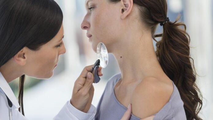 The doctor determines the type of neck papilloma